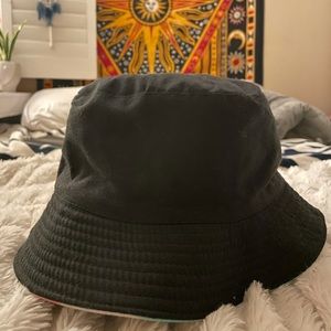 Reversible bucket hat